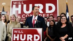 El legislador republicano Will Hurd, habla a partidarios la noche de su victoria electoral, el martes 6 de noviembre de 2018.