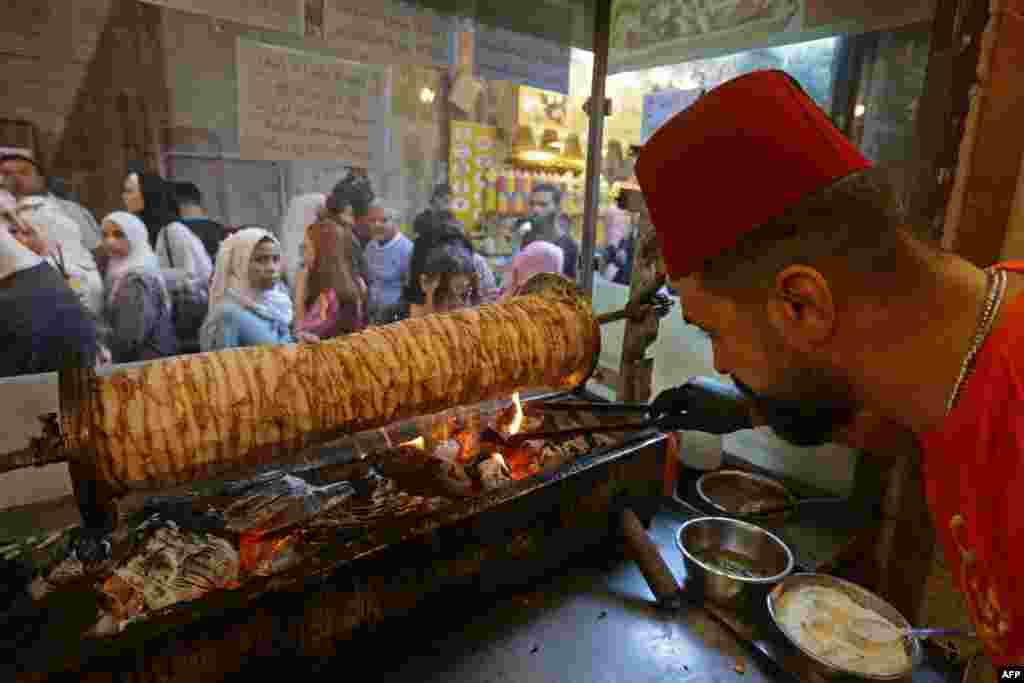  شاورمە فرۆشێک لە شەقامی ئەلقەمەرییەی دیمەشقی سوریا &nbsp;