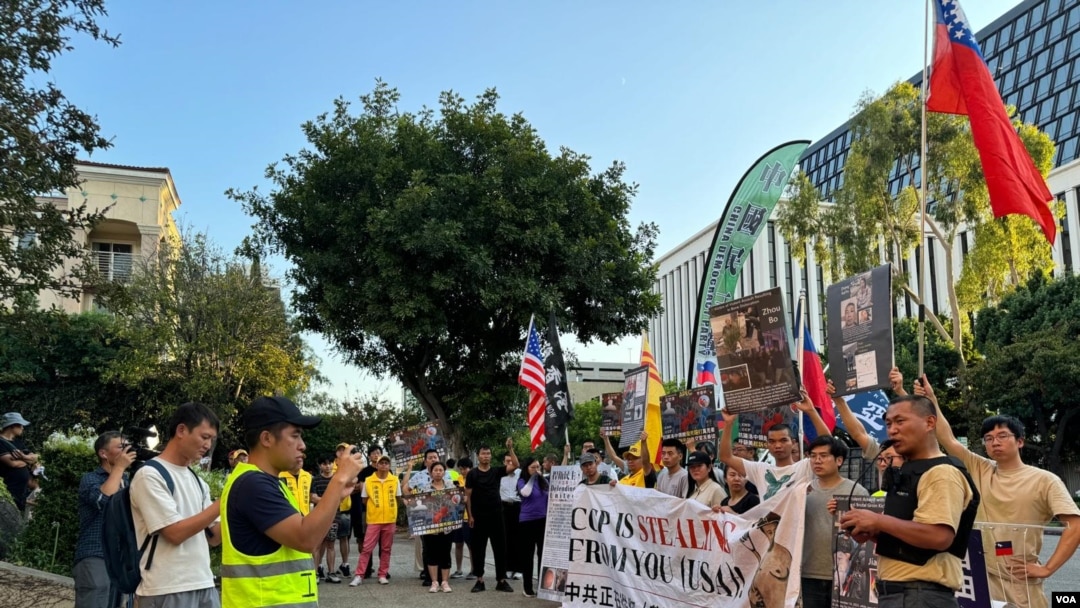 9月8日，洛杉矶民主人士在中国驻洛杉矶总领事馆门前抗议活动现场。