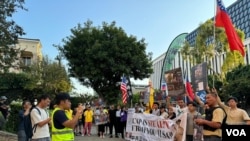 9月8日，洛杉矶民主人士在中国驻洛杉矶总领事馆门前抗议活动现场。