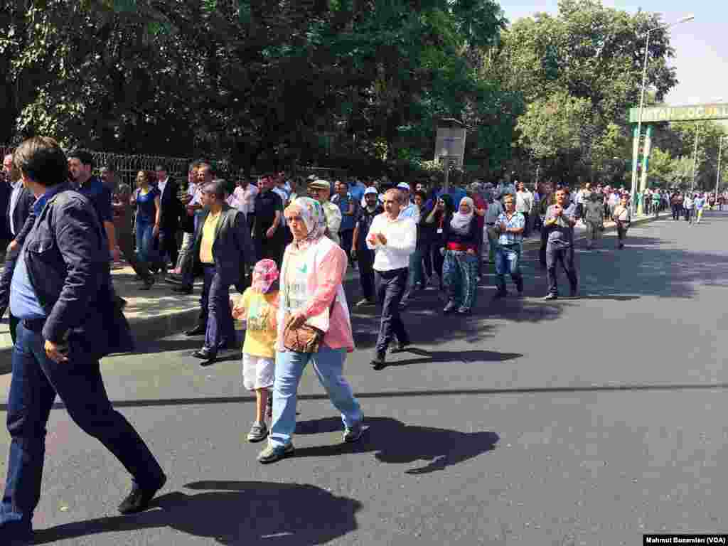 Diyarbakır&rsquo;da toplanarak özyönetim modelini tartışan Kürt siyasetçiler ve DBPli belediye başkanları ortak bir deklarasyon yayınlayarak, hükümetin özyönetime saygı göstermesini istedi. Özyönetimin devleti reddetmediği vurgulanan açıklamada özyönetim ilan edilen yerlere baskı yapılmaması istendi