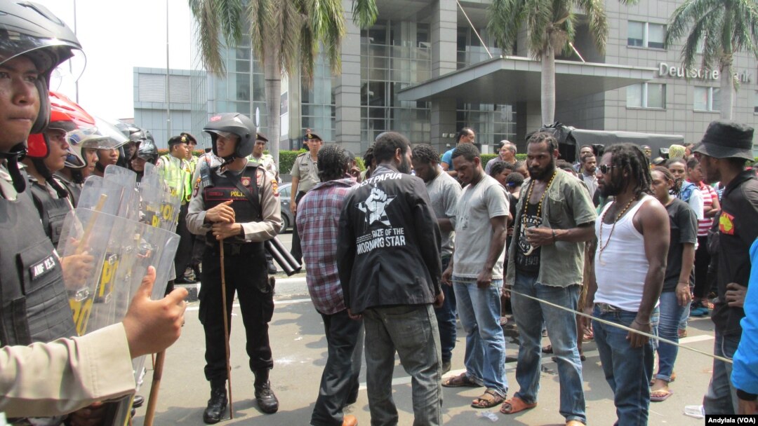 Aparat Polisi memblokade demonstran mahasiswa Papua di depan Hotel Mandarin, Jakarta, 1 Desember 2015.(Foto: VOA/Andylala).