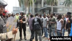 Aparat Polisi memblokade demonstran mahasiswa Papua di depan Hotel Mandarin, Jakarta, 1 Desember 2015.(Foto: VOA/Andylala).