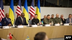 로이드 오스틴(왼쪽 두번째) 국방장관과 찰스 브라운(맨 왼쪽) 합참의장 등 미국 최고위 군사 당국자들이 11일 벨기에 브뤼셀 시내 북대서양조약기구(NATO∙나토) 본부에서 볼로디미르 젤렌스키(왼쪽 세번째) 대통령 등 우크라이나 당국자들과 함께 우크라이나방위연락그룹(UDCG) 회의를 진행하고 있다.