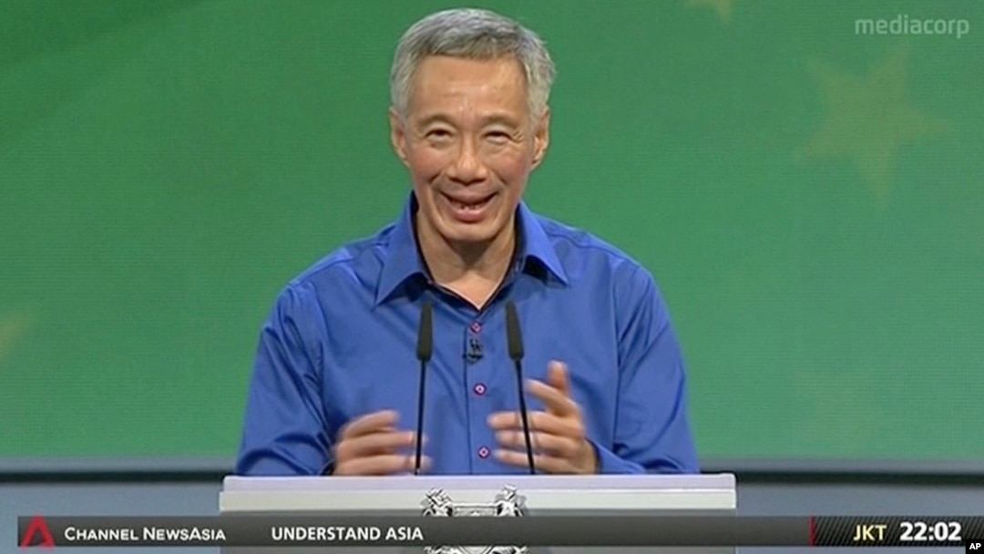 Perdana Menteri Singapura Lee Hsien Loong melanjutkan pidatonya setelah meninggalkan podium sebelumnya karena merasa lemas dalam perayaan Hari Nasional Singapura (21/8). 