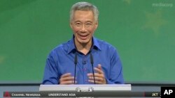 Perdana Menteri Singapura Lee Hsien Loong melanjutkan pidatonya setelah meninggalkan podium sebelumnya karena merasa lemas dalam perayaan Hari Nasional Singapura (21/8). 