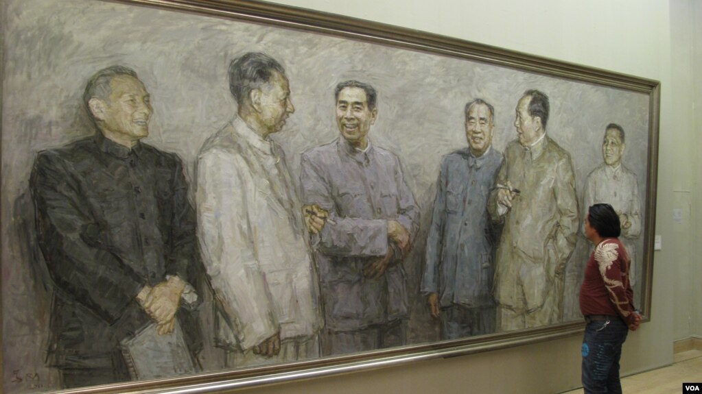 中国画展中有人观看中共文革前政治局常委的肖像画，右起：邓小平、毛泽东、朱德、 周恩来、刘少奇、陈云。常委中的林彪不在画上（美国之音张楠拍摄）
