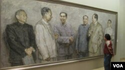 中国画展中有人观看中共文革前政治局常委的肖像画，右起：邓小平、毛泽东、朱德、 周恩来、刘少奇、陈云。常委中的林彪不在画上（美国之音张楠拍摄）