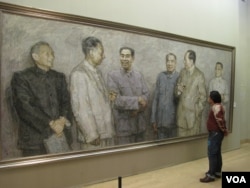 资料照：中国画展中有人观看中共文革前政治局常委的肖像画，右起：邓小平、毛泽东、朱德、 周恩来、刘少奇、陈云。常委中的林彪不在画上。