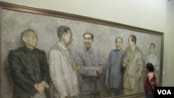 中国画展中有人观看中共文革前政治局常委的肖像画，右起：邓小平、毛泽东、朱德、 周恩来、刘少奇、陈云。毛周等人都曾粗口骂人，刘少奇曾被写成“刘少狗”（美国之音张楠拍摄）