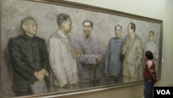 中国画展中有人观看中共文革前政治局常委的肖像画，右起：邓小平、毛泽东、朱德、 周恩来、刘少奇、陈云。常委中的林彪不在画上（美国之音张楠拍摄）