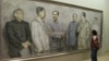 中国画展中有人观看中共文革前政治局常委的肖像画，右起：邓小平、毛泽东、朱德、 周恩来、刘少奇、陈云。常委中的林彪不在画上（美国之音张楠拍摄）