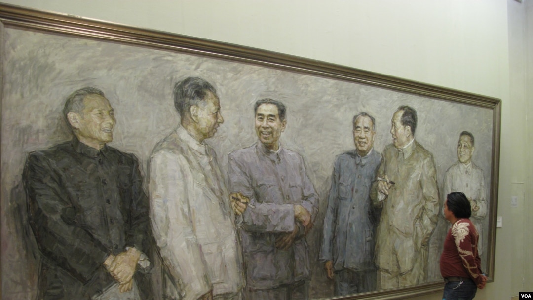 中国画展中有人观看中共文革前政治局常委的肖像画，右起：邓小平、毛泽东、朱德、 周恩来、刘少奇、陈云。毛周等人都曾粗口骂人，刘少奇曾被写成“刘少狗”（美国之音张楠拍摄）