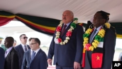 白俄罗斯总统卢卡申科在机场受到津巴布韦总统的欢迎。（2023年1月30日）