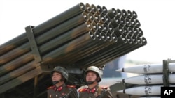 မြောက်ကိုရီးယားစစ်တပ် စစ်လက်နက်ပစ္စည်းများ တင်ဆောင်လာစဉ်။