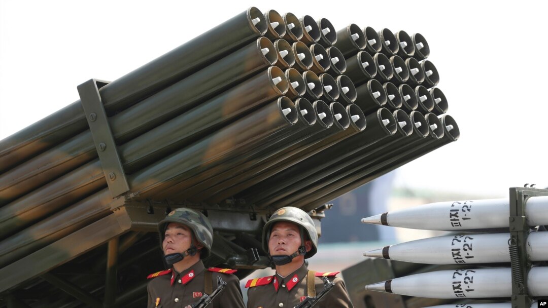 Severnokorejski vojnici na Trgu Kim Il Sunga