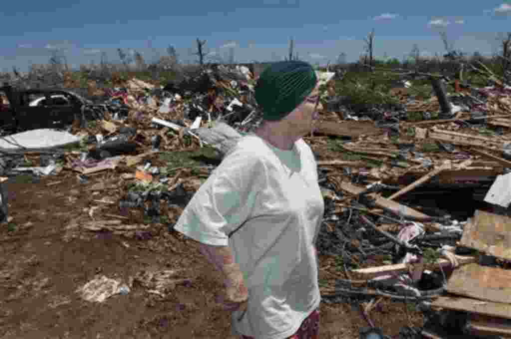 Yvone Engle revisa lo que queda de su casa después de que ella y su esposo Elvis Ray Engle, sobrevivieran al tornado que afectó a Phil Campbell.