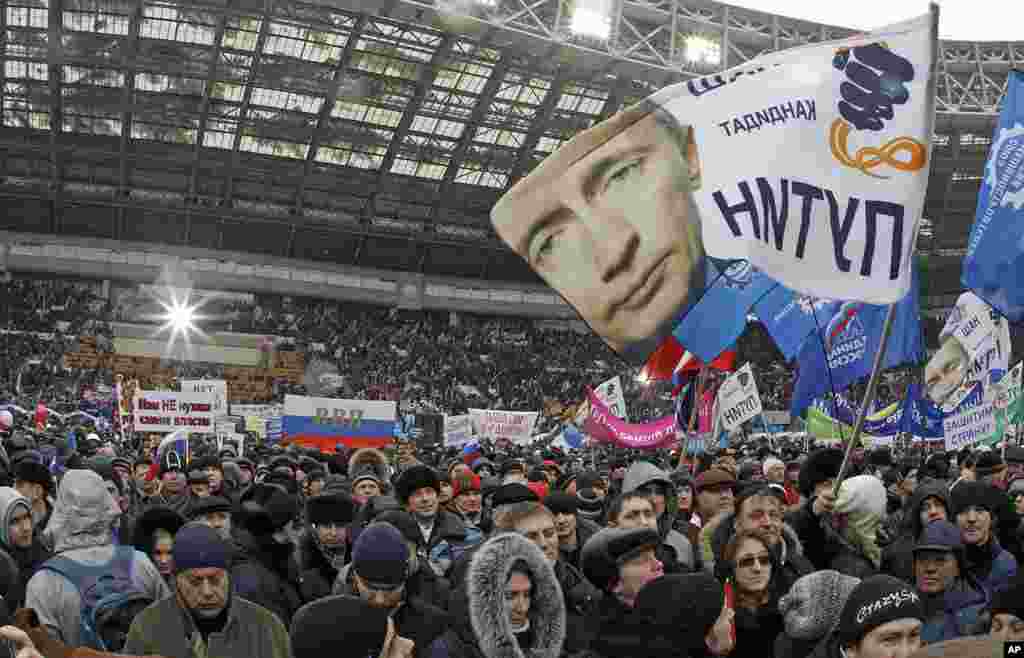 People take part in a rally to support presidential candidate and Russia's current Prime Minister Vladimir Putin at the Luzhniki stadium on the Defender of the Fatherland Day in Moscow, February 23, 2012. (Reuters)