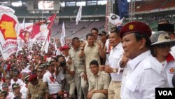 Kandidat presiden dari Partai Gerindra, Prabowo Subianto, pada kampanye di Stadion Gelora Bung Karno, Jakarta (23/3). (VOA/Andylala Waluyo)