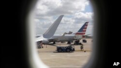 ARSIP – Maskapai penerbangan American Airlines tampak di Bandara Internasional O’Hare Chicago, 16 Juni 2018 (foto: AP Photo/Kiichiro Sato, Arsip)