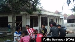 Warga masih menonton rumah yang digeledah polisi antiteror di Sukoharjo, Sabtu, 19 Desember 2015.