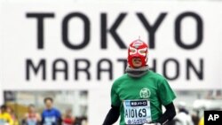 Seorang peserta lomba Tokyo Marathon di Tokyo, Jepang tahun 2011, berdandan ala petinju (AP Photo/Shuji Kajiyama). Lomba Tokyo Marathon kini secara resmi telah menjadi bagian kejuaraan dunia.