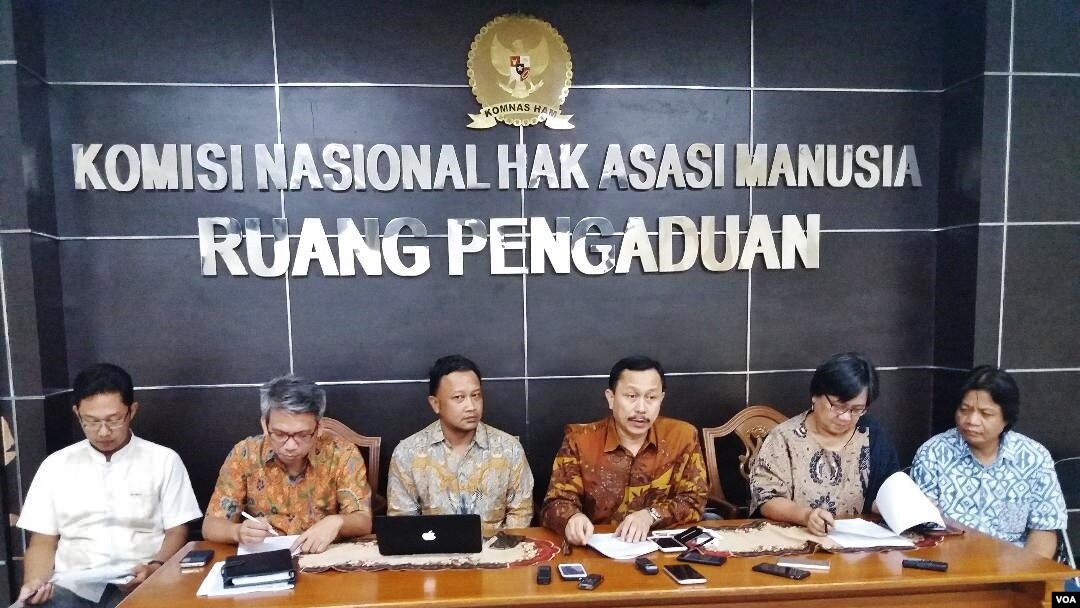 Ketua Komnas HAM Ahmad Taufan Damanik (ketiga dari kanan) bersama komisioner Komnas HAM lainnya memberikan jumpa pers di Jakarta, Jumat (2/2) terkait rencana kedatangan Komisaris Tinggi HAM PBB Zeid Ra’ad Al Hussein ke Indonesia. (Foto: VOA/Fathiyah)