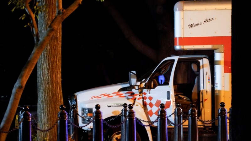 Le conducteur d'un camion arrêté près de la Maison Blanche après avoir heurté une barrière