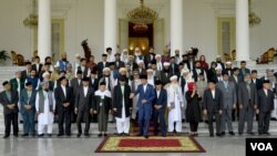 Indonesian President Joko Widodo is pictured with religious scholars from Afghanistan, Pakistan and Indonesia at Bogor, Indonesia, May 11, 2018. (VOA Indonesian service)