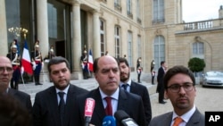 El presidente de la Asamblea Nacional de Venezuela, Julio Borges (centro), junto con el vicepresidente del parlamento Freddy Guevara (der.) y el diputado Eudoro González (segundo desde la izq.), hablan con periodistas tras reunirse con el presidente de Francia Emmanuel Macron en el Palacio del Eliseo. París, Sept. 4, 2017.