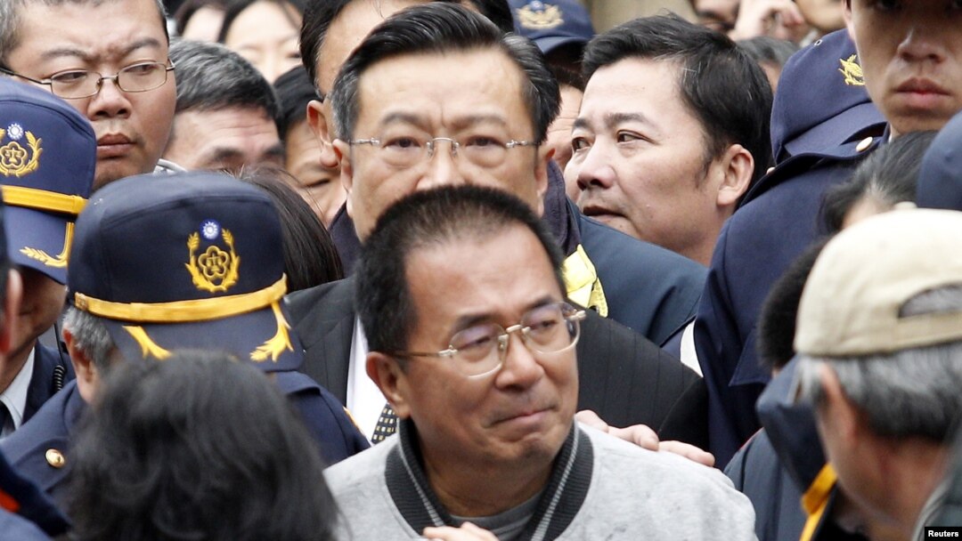 陈水扁2012年1月暂时离开监狱参加岳母的吊唁仪式(资料照片)