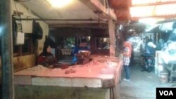 Pedagang daging ayam di Pasar Kosambi, Bandung. Harga daging ayam di pasaran kini cenderung menurun (Foto: VOA/Tedja Wulan)