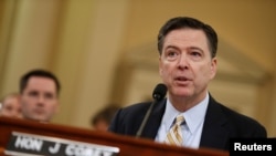 ប្រធាន​ FBI លោក​ James Comey ធ្វើ​សក្ខីកម្ម​នៅ​គណៈកម្មាធិការ​ស៊ើប​អង្កេត​សភា​អំពី​ការ​ពាក់ព័ន្ធ​របស់​រុស្ស៊ី​ក្នុង​ការ​បោះ​ឆ្នោត​ឆ្នាំ​២០១៦ នៅ​វិមាន Capitol Hill​ ក្នុង​រដ្ឋធានី​វ៉ាស៊ីនតោន កាល​ពី​ថ្ងៃទី២០ ខែ​មីនា។