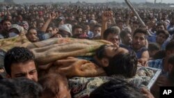 Kashmiri men carry the body of Mohammad Saleem Malik, a civilian during his funeral procession in Srinagar, Indian controlled Kashmir, Sept. 27, 2018. Residents say Malik was killed by Indian troops during an anti militancy operation in Srinagar. 