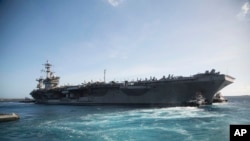 នាវា​ដឹក​យន្តហោះ​ចម្បាំង​សហដ្ឋ​អាមេរិក USS Theodore Roosevelt ចាកចេញ​ពី​កំពង់ផែ Apra Harbor នៅ​បន្ទាយជើង​ទឹក Naval Base Guam កាលពី​ថ្ងៃទី២១ ខែឧសភា ឆ្នាំ២០២០។