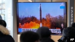 6일 한국 서울역에 설치된 TV에서 북한의 극초음탄도미사일 발사 관련 뉴스가 나오고 있다.