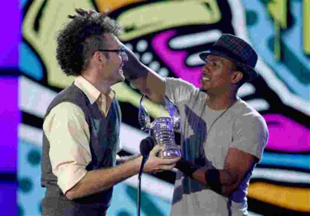 David Schwartz, uno de los finalistas, recibe el premio de El Verdadero Reto de Comida, que fue le fue entregado por Nick Cannon.