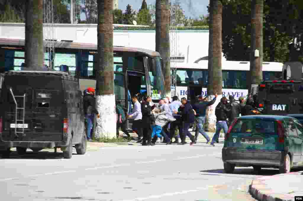 Police and the Tunisian army evacuate rescued tourists during the attack at the National Bardo Museum, Tunis, March 18, 2015. (Mohamed Krit/VOA)