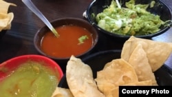 Chip chấm với salsa trong quán ăn ở El Paso (ảnh Bùi Văn Phú).