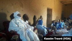 Le chef de la tribu Kel Ansar vient de boucler une tournée de 10 jours à Tombouctou, Taoudenit et dans le camp des réfugies en Mauritanie, le 15 octobre 2017. (VOA/Kassim Traoré)