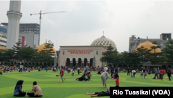 Masjid Raya Bandung Jawa Barat, Juni 2019. (VOA/Rio Tuasikal)