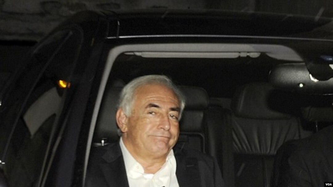 Mantan Direktur IMF, Dominique Strauss-Kahn meninggalkan apartemennya di Paris, beberapa jam setelah ditanyai polisi (12/9).