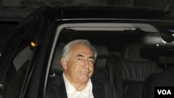 Mantan Direktur IMF, Dominique Strauss-Kahn meninggalkan apartemennya di Paris, beberapa jam setelah ditanyai polisi (12/9).