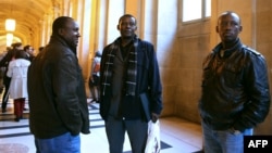  Claude Muhayimana, à gauche, et Innocent Musabyimana, à droite, avant une audience au tribunal de Paris, le 13 novembre 2013.