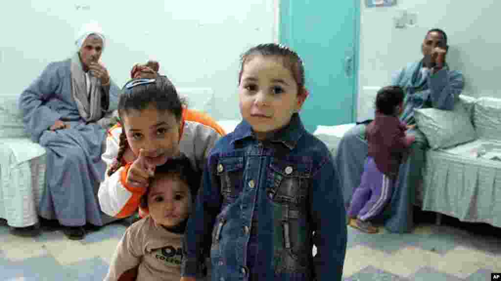 Ragab el-Gazzar, right, with daughters and friend, Kafr Torky, February 13, 2011 (VOA photo - E. Arrott)