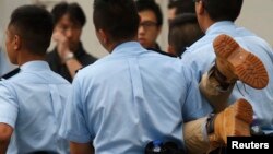 Seorang demonstran yang ditangkap oleh polisi Hong Kong (2/7).