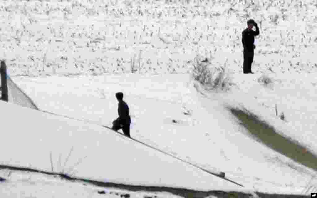 在雪中行走的北韩军人