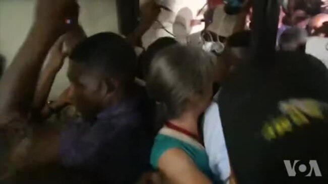 Jean-Bertrand Aristide répond à une convocation d'un juge (vidéo)