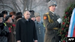 Владимир Путин возлагает венок на Пискаревском кладбище