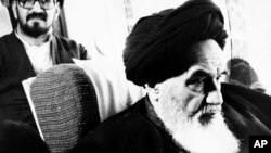 Ayatollah Khomeini dalam penerbangan dari Paris ke Teheran pasca tergulingnya Syah Iran tahun 1979 (foto: dok).